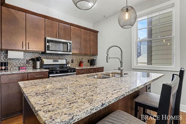 2074 Celadon Drive, Grand Rapids, MI 49525