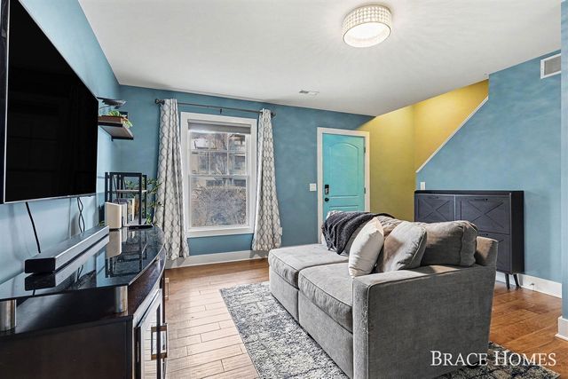 2074 Celadon Drive, Grand Rapids, MI 49525