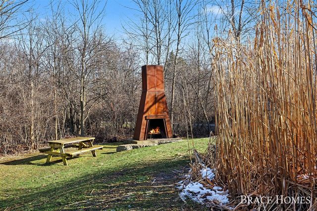 2074 Celadon Drive, Grand Rapids, MI 49525