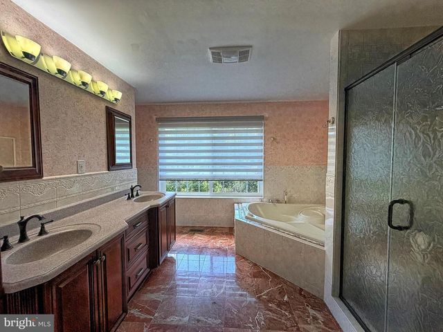 4 JONATHANS CT, Cockeysville, MD 21030