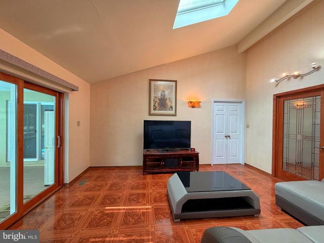 4 JONATHANS CT, Cockeysville, MD 21030