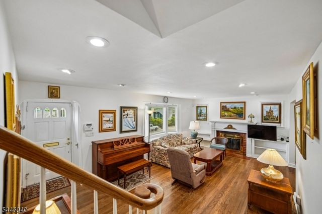 25 Lake Dr West, Wayne Twp., NJ 07470