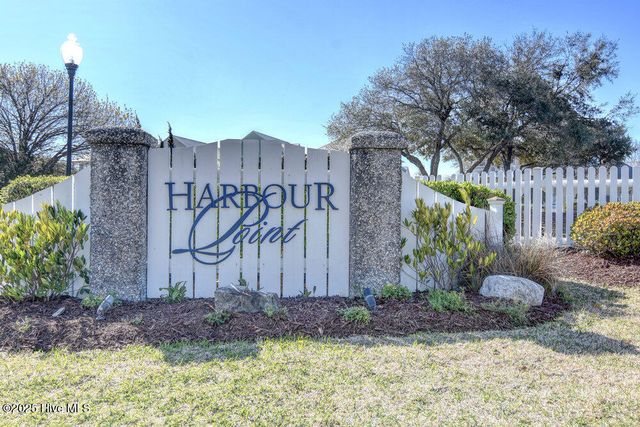 233 Silver Sloop Way, Carolina Beach, NC 28428