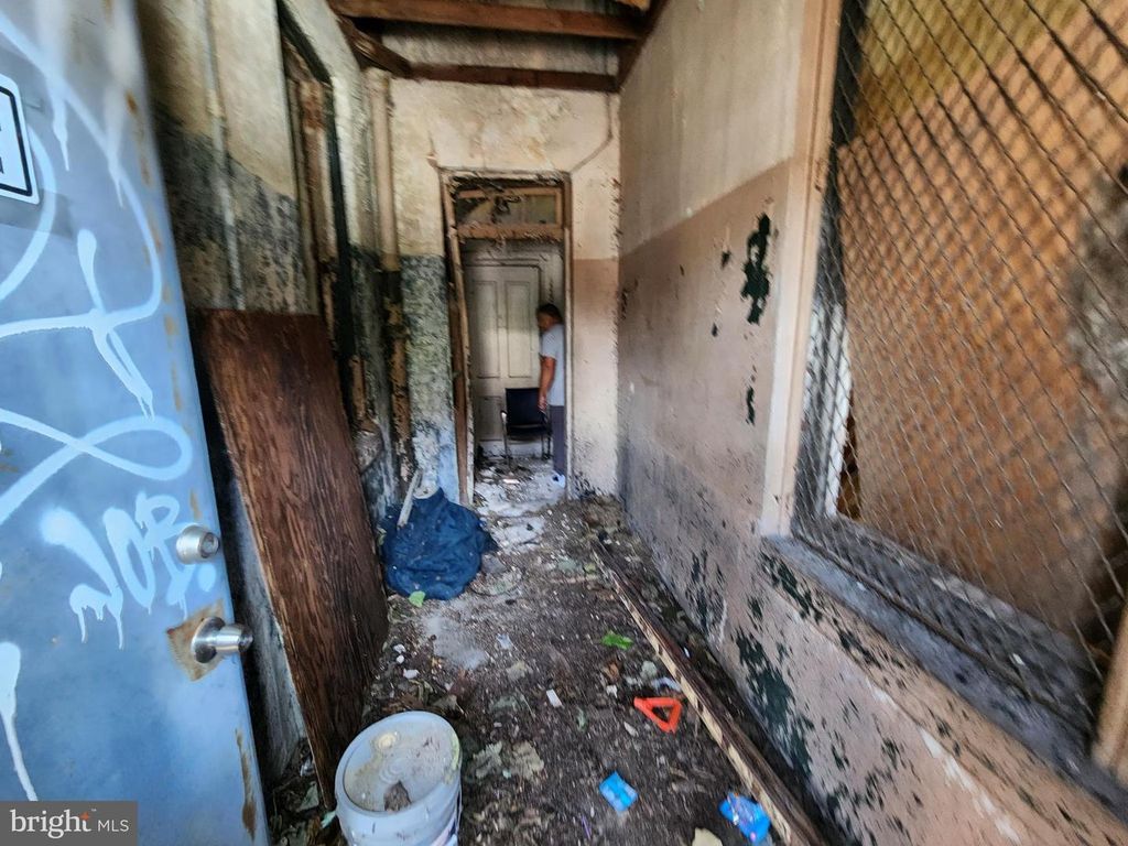317 N PACA ST, Baltimore, MD 21201