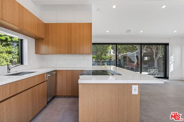 408 Linnie Canal, Venice, CA 90291