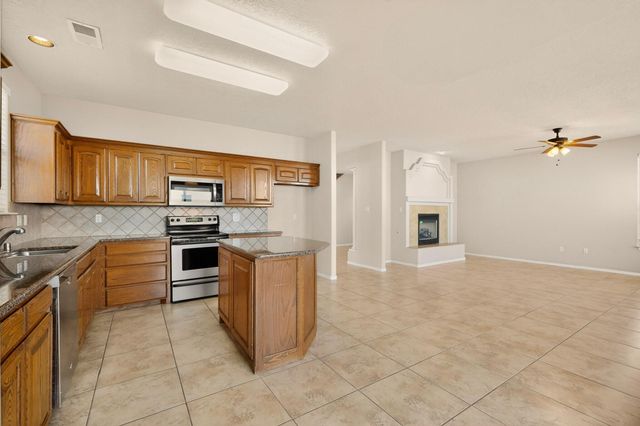 956 Molten Place NW, Albuquerque, NM 87120