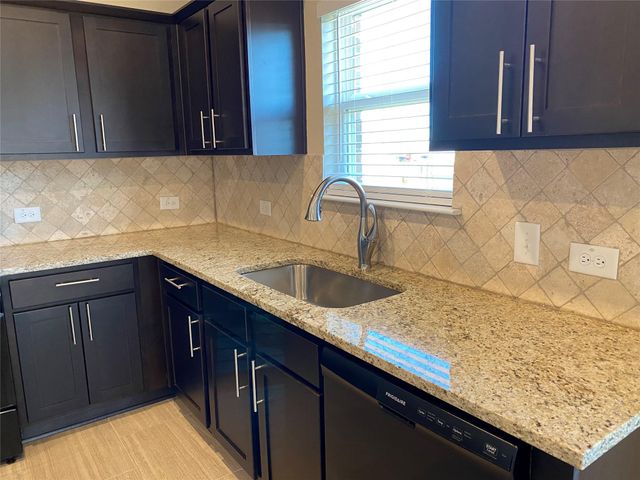 510 Marklawn LN, Hutto, TX 78634