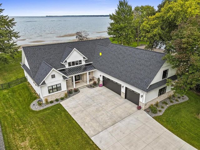 1751 EAST SHORE CIRCLE, Green Bay, WI 54302