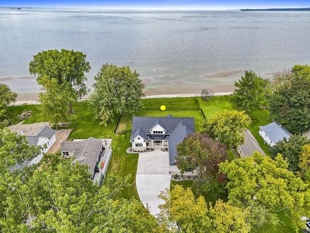 1751 EAST SHORE CIRCLE, Green Bay, WI 54302
