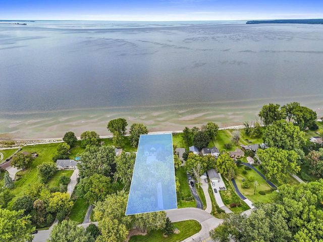 1751 EAST SHORE CIRCLE, Green Bay, WI 54302