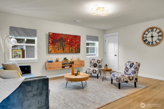 1001 8th Avenue NW, Puyallup, WA 98371