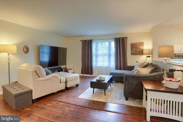 404 LITTLE JOHN DR, Dillsburg, PA 17019
