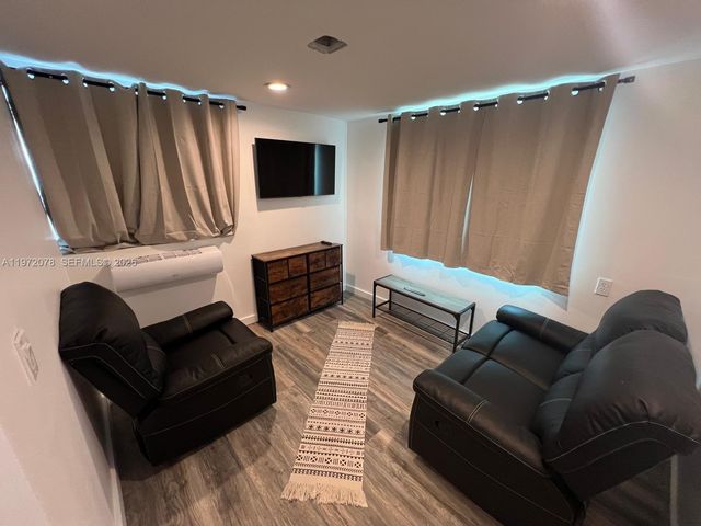 1430 NE 149th St B, Miami, FL 33161