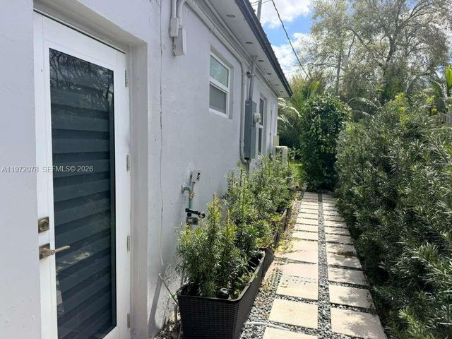 1430 NE 149th St B, Miami, FL 33161