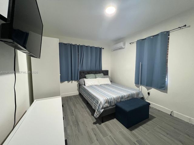 1430 NE 149th St B, Miami, FL 33161