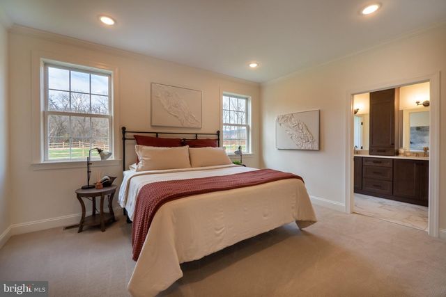 4630 OLD SAUCON RD, Bethlehem, PA 18015