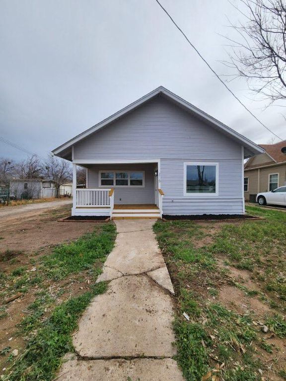 Image 1 of property listing at 215 W Ave B, San Angelo, TX 76903