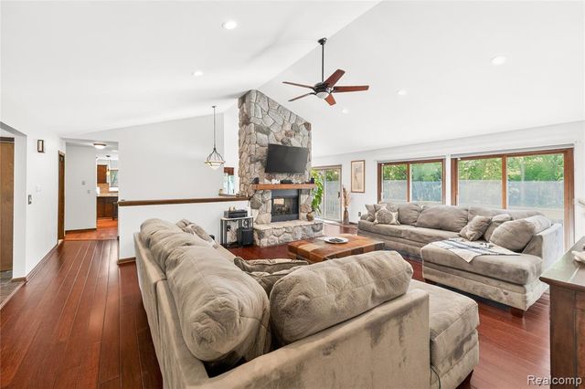 2555 Marion Acres Street, Commerce Twp, MI 48382