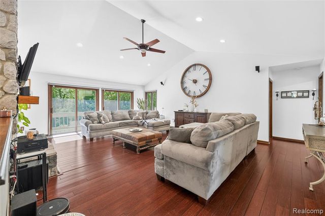 2555 Marion Acres Street, Commerce Twp, MI 48382