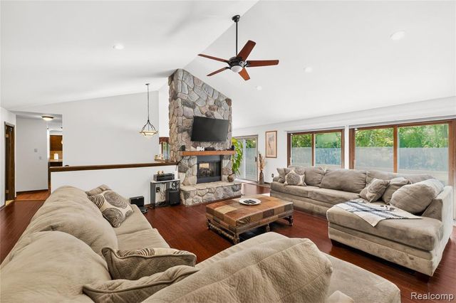 2555 Marion Acres Street, Commerce Twp, MI 48382