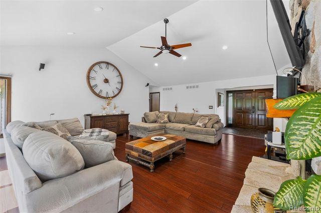 2555 Marion Acres Street, Commerce Twp, MI 48382