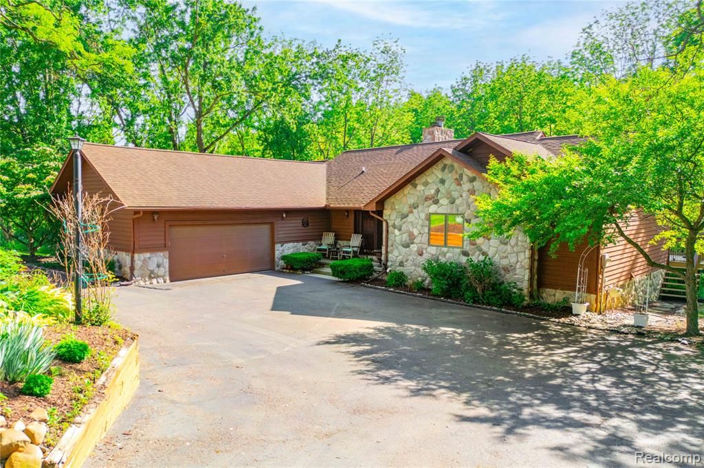 2555 Marion Acres Street, Commerce Twp, MI 48382