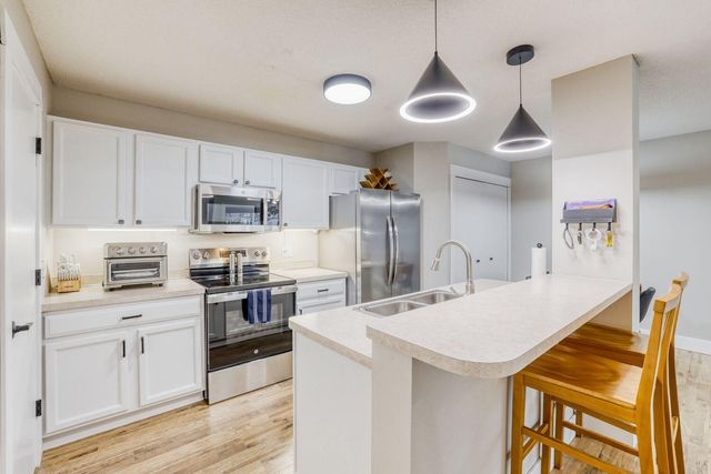 2123 Grenadier Avenue N, Oakdale, MN 55128