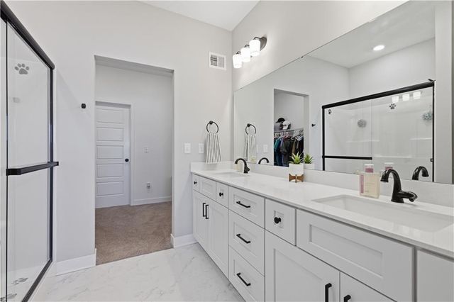 1543 Arbor Valley Drive, Lee's Summit, MO 64082