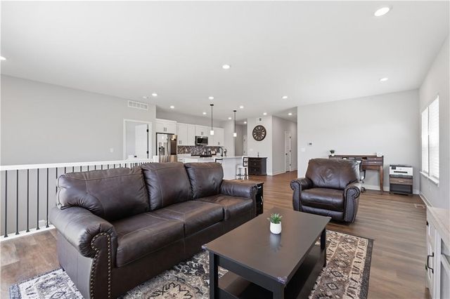 1543 Arbor Valley Drive, Lee's Summit, MO 64082