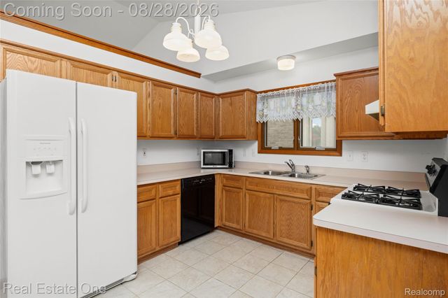 20071 Ridgeway Court, Clinton Charter Township, MI 48038