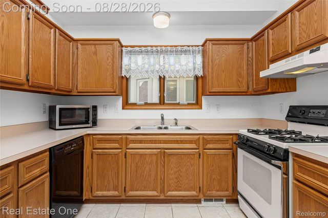 20071 Ridgeway Court, Clinton Charter Township, MI 48038