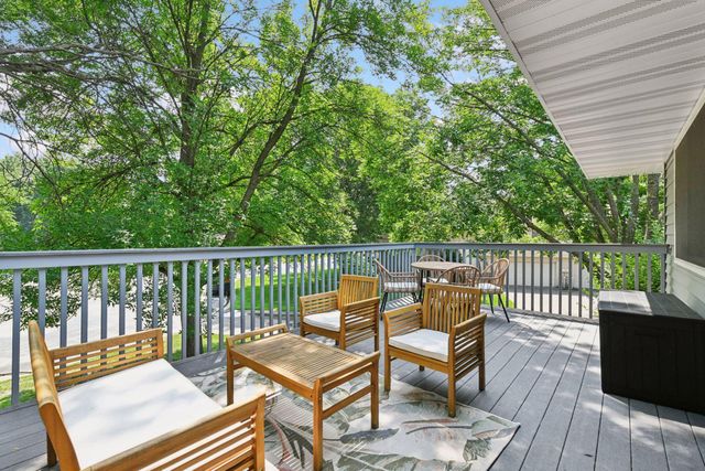 1042 Pontiac Lane, Chanhassen, MN 55317