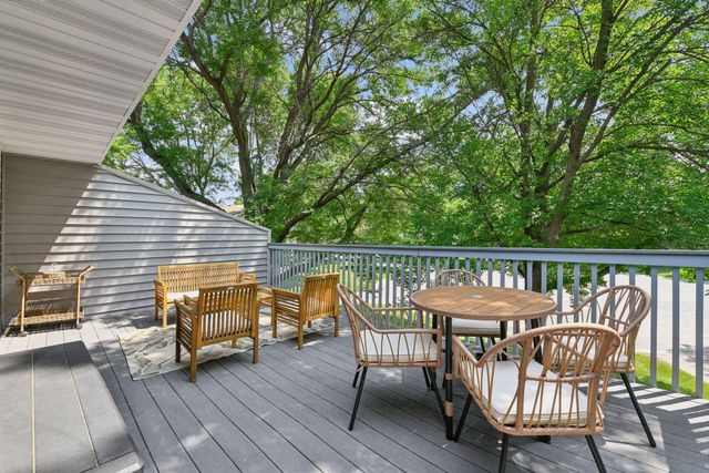 1042 Pontiac Lane, Chanhassen, MN 55317