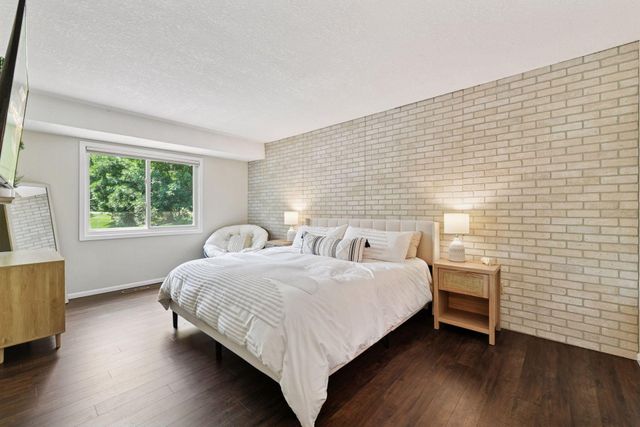 1042 Pontiac Lane, Chanhassen, MN 55317