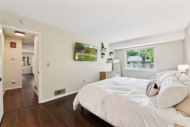 1042 Pontiac Lane, Chanhassen, MN 55317