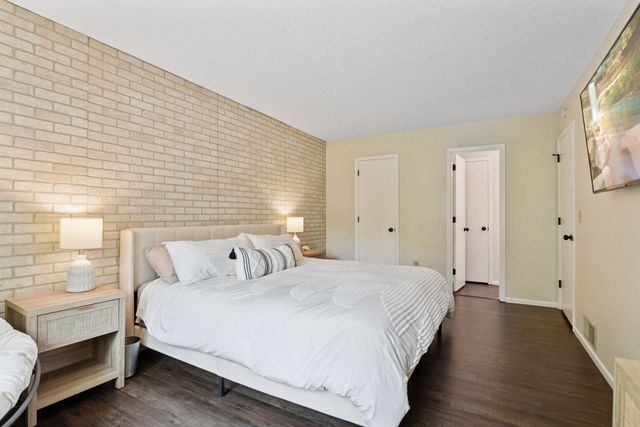 1042 Pontiac Lane, Chanhassen, MN 55317