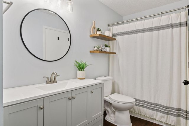 1042 Pontiac Lane, Chanhassen, MN 55317