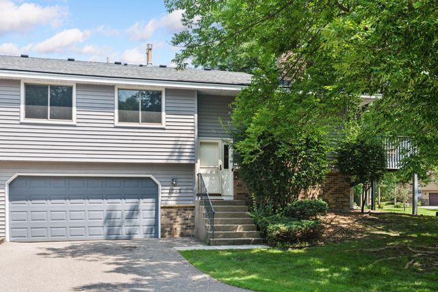 1042 Pontiac Lane, Chanhassen, MN 55317