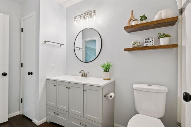 1042 Pontiac Lane, Chanhassen, MN 55317