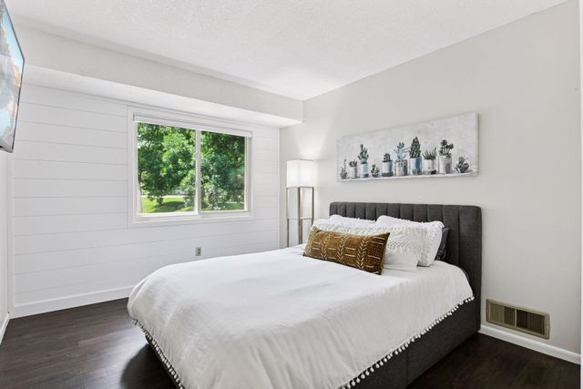 1042 Pontiac Lane, Chanhassen, MN 55317