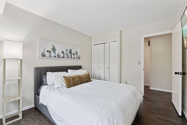 1042 Pontiac Lane, Chanhassen, MN 55317