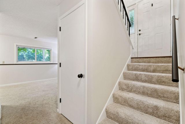 1042 Pontiac Lane, Chanhassen, MN 55317