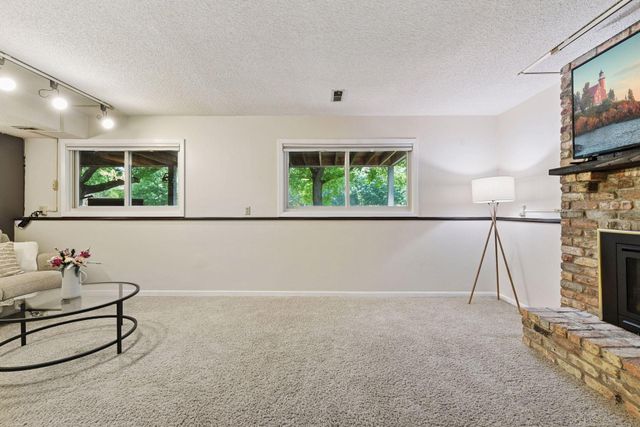 1042 Pontiac Lane, Chanhassen, MN 55317