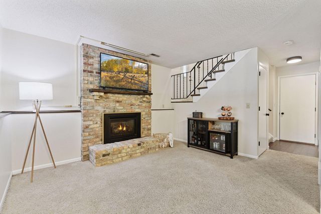 1042 Pontiac Lane, Chanhassen, MN 55317