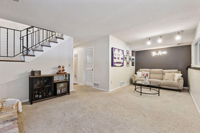 1042 Pontiac Lane, Chanhassen, MN 55317