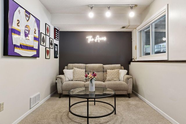 1042 Pontiac Lane, Chanhassen, MN 55317