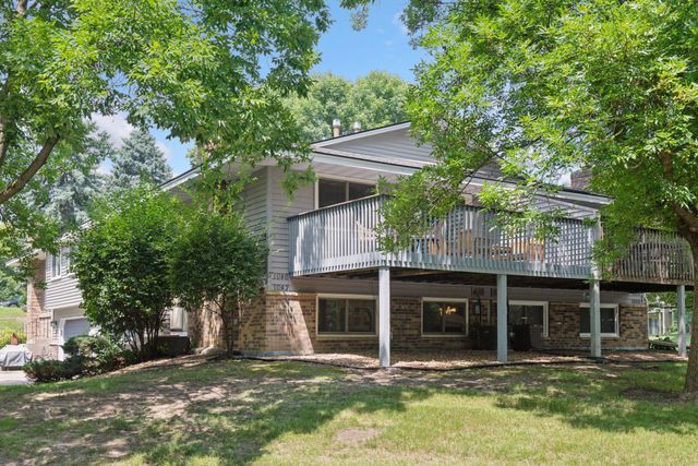 1042 Pontiac Lane, Chanhassen, MN 55317