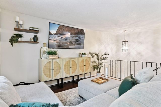 1042 Pontiac Lane, Chanhassen, MN 55317