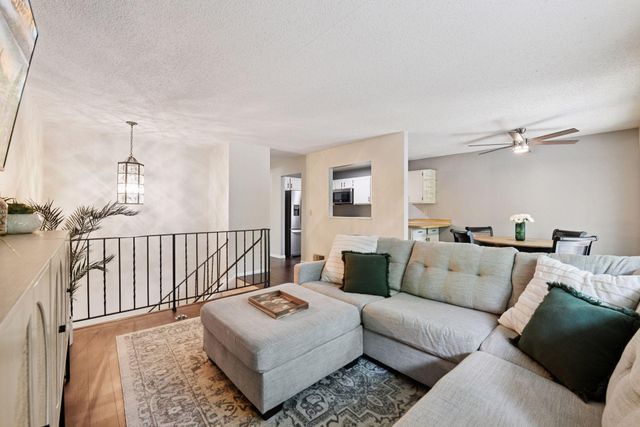 1042 Pontiac Lane, Chanhassen, MN 55317