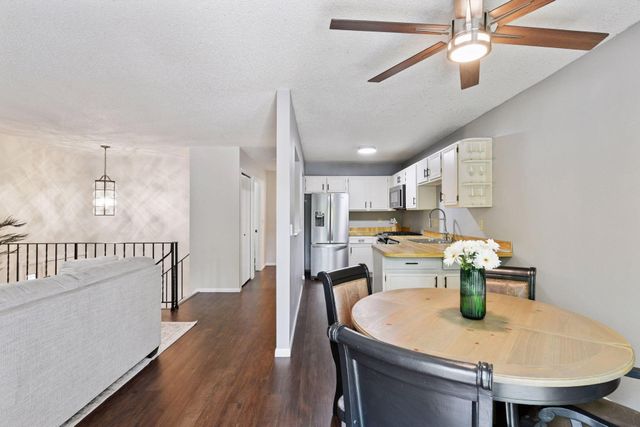 1042 Pontiac Lane, Chanhassen, MN 55317